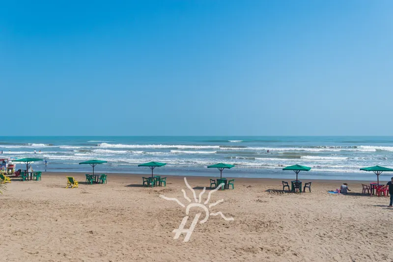 La playa frente al hotel, con sombrillas · Hotel Coral