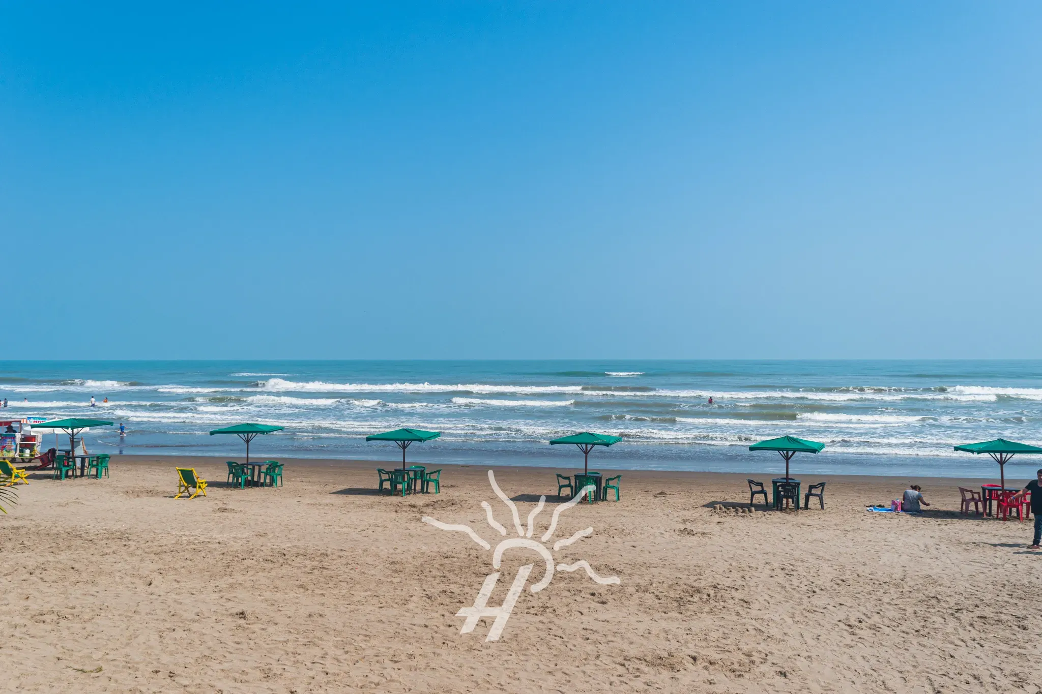 La playa frente al hotel, con sombrillas · Hotel Coral