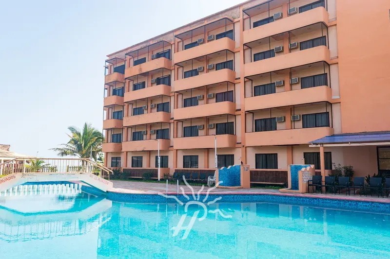 Alberca exterior al pie del edificio · Hotel Coral