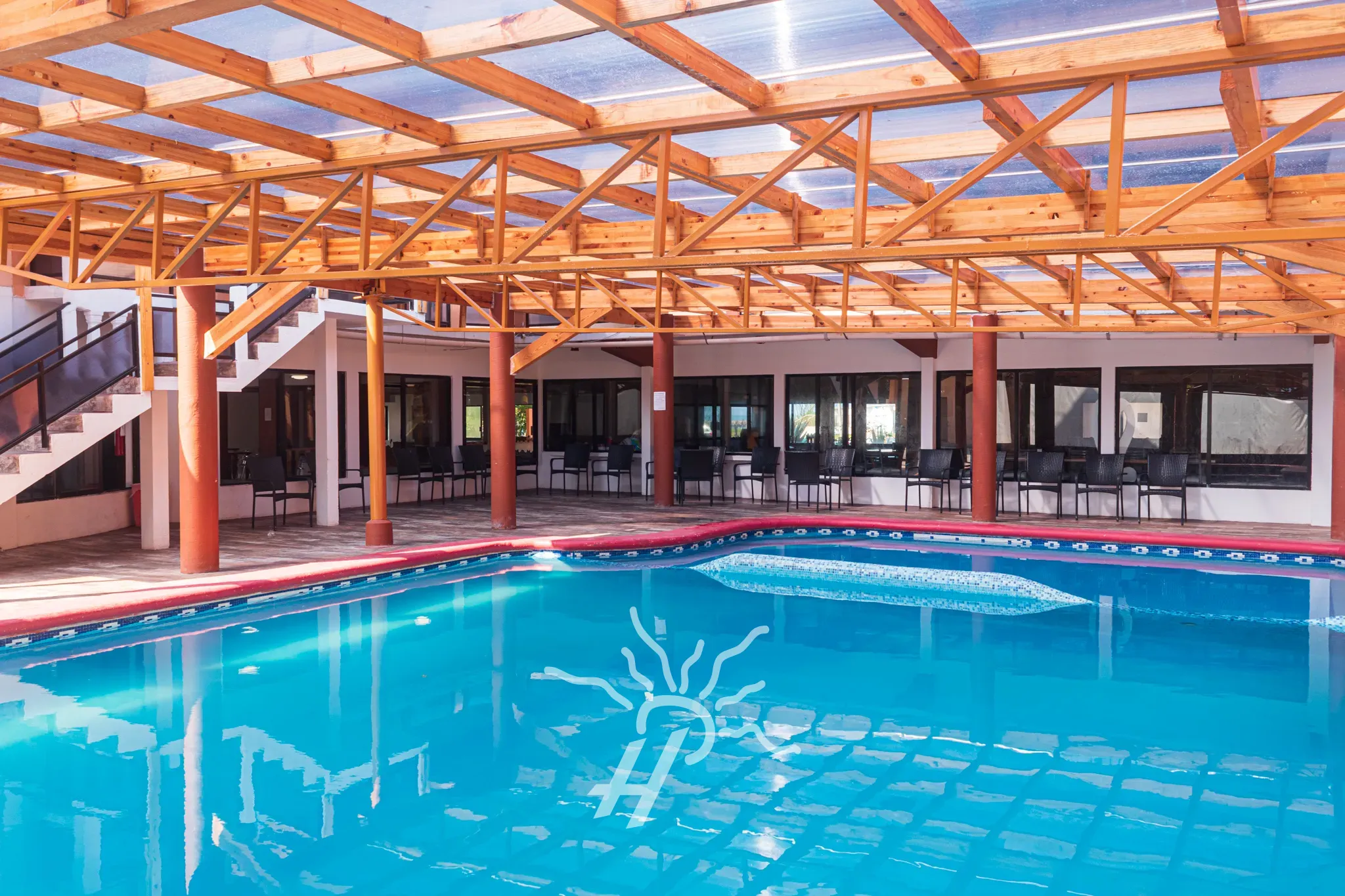 Alberca techada y climatizada bajo estructura de madera · Hotel Coral