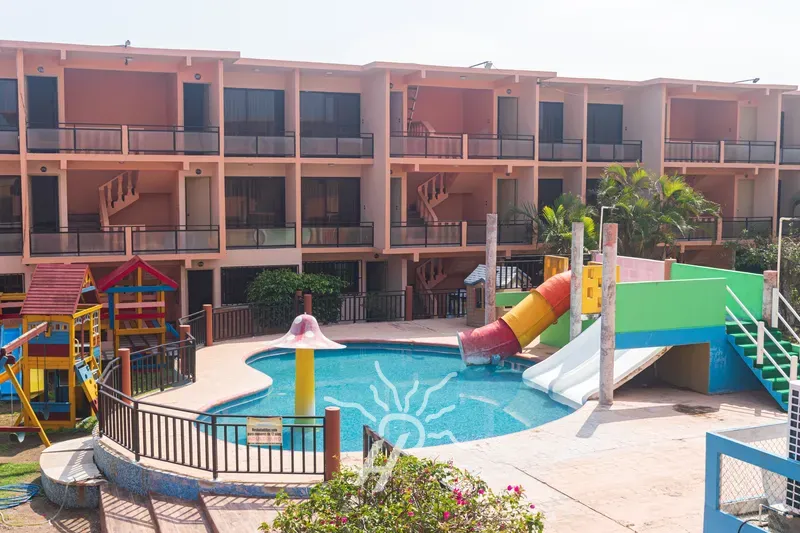 Chapoteadero con toboganes · Hotel Coral