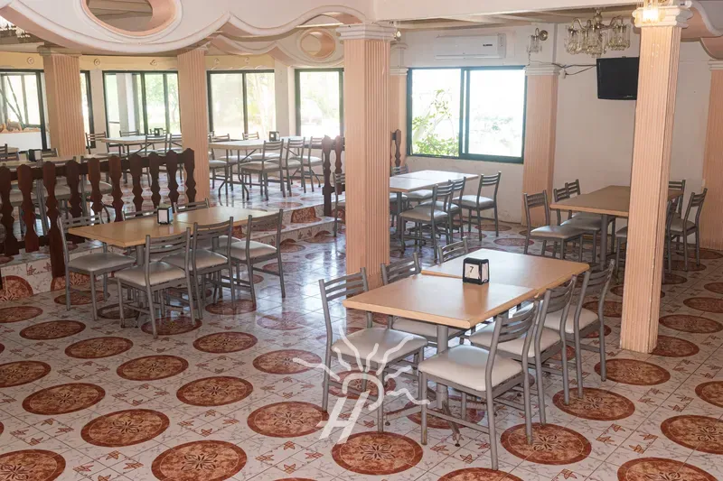 Comedor del restaurante con piso de mosaico · Hotel Coral