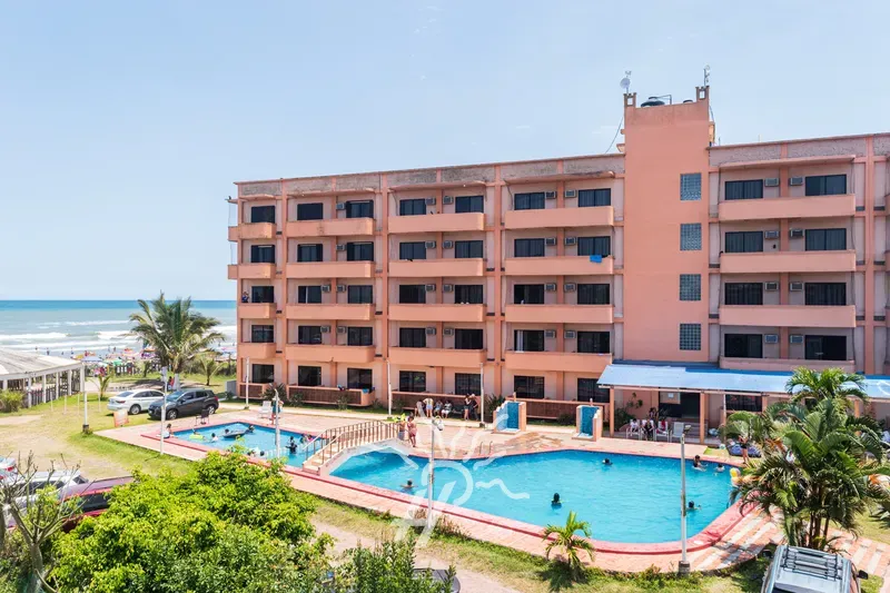 La Torre Coral y la alberca exterior, frente al mar · Hotel Coral