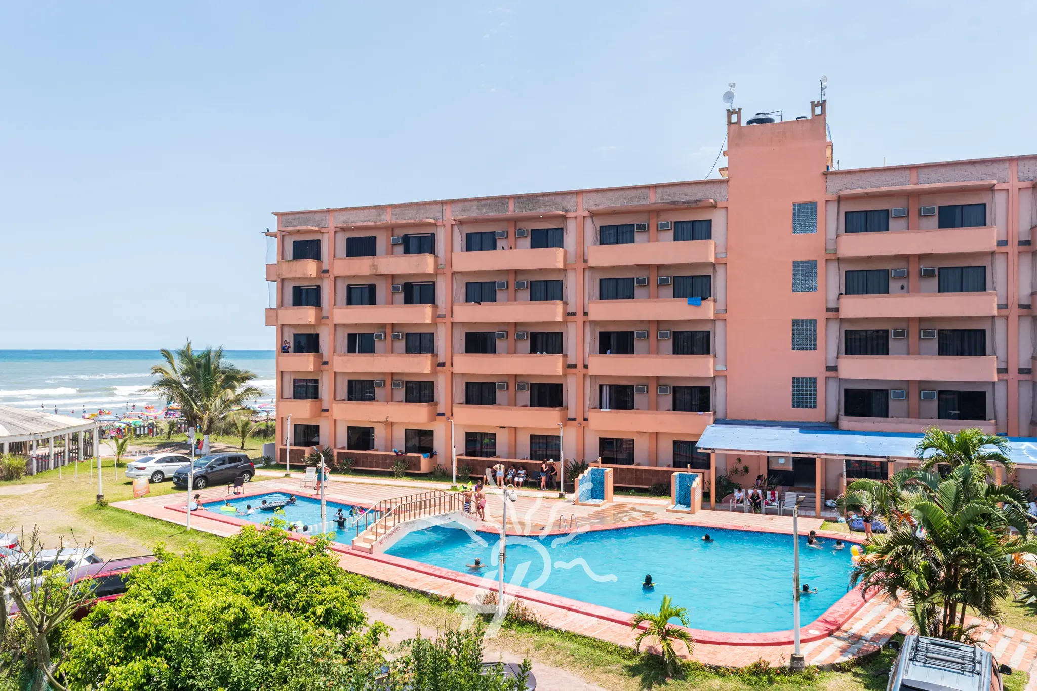 La Torre Coral y la alberca exterior, frente al mar · Hotel Coral
